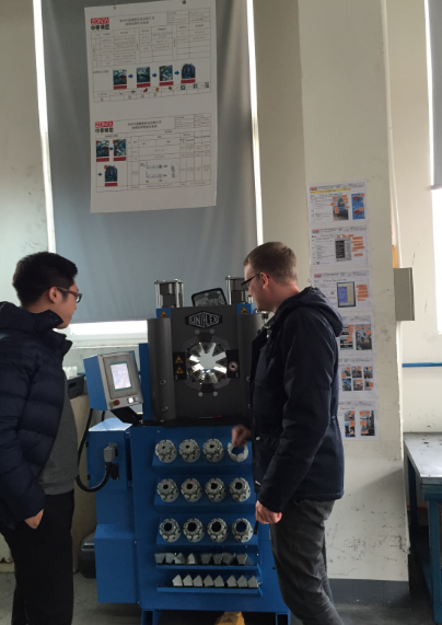 丹麥風力發電液壓變漿客戶到中泰車間參觀考察